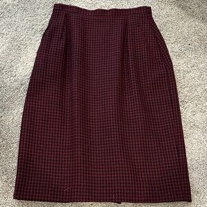 Vintage Burberry’s Burgundy Houndstooth Skirt. Size 8